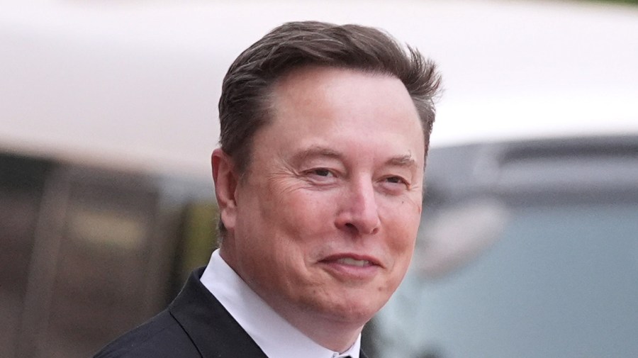 elon-musk-poised-to-become-world’s-first-trillionaire-with-spacex-ipo