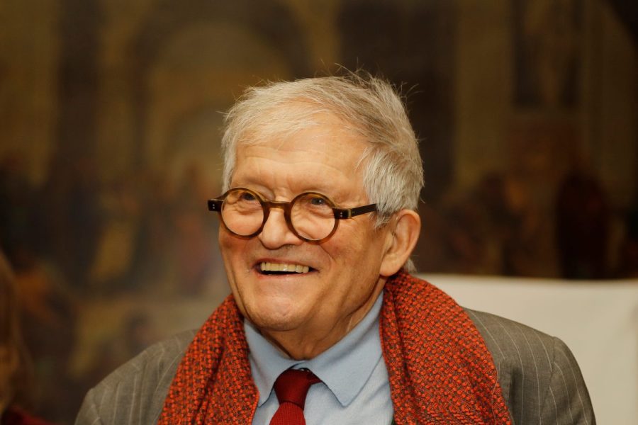 artist-david-hockney,-renowned-for-his-pool-scenes,-dies-at-88