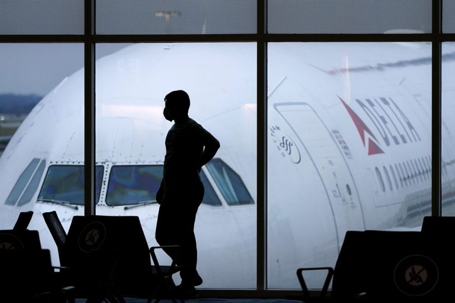 man-accused-of-slapping-delta-flight-attendant’s-buttocks-is-hit-with-federal-charge