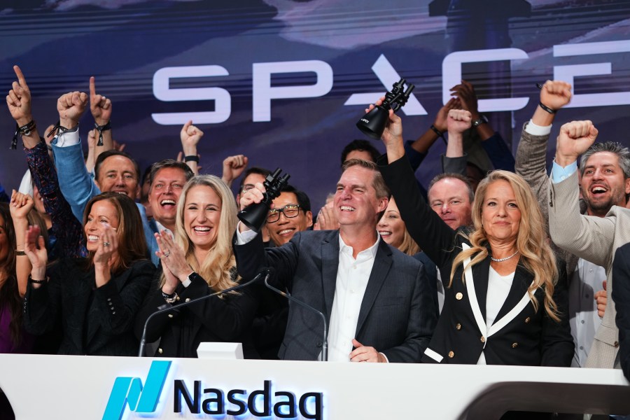 you-can-ignore-ai-giants-like-spacex,-but-your-401(k)-won’t