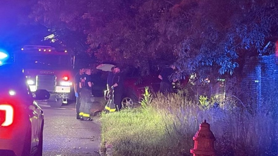 car-drives-into-fence,-driver-flees-in-overnight-crash