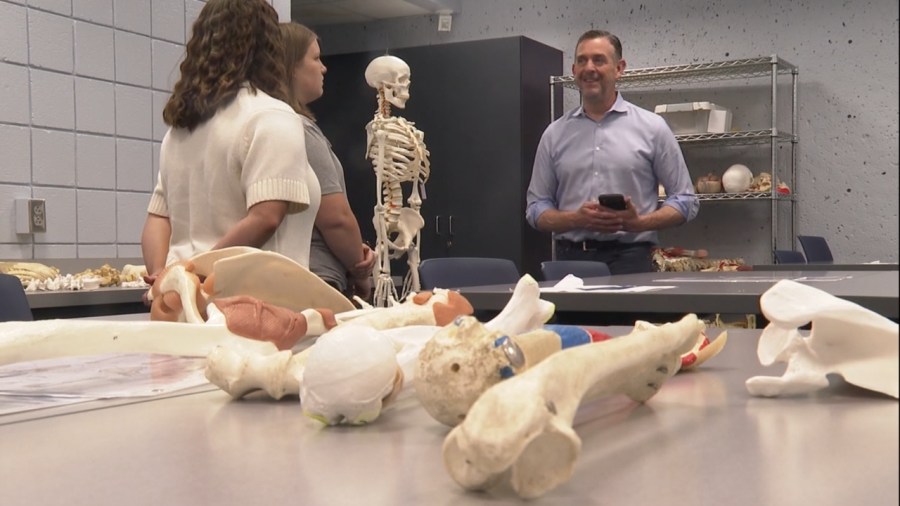 congressman-rulli-tours-ysu-program