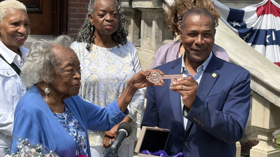 volunteer-service-woman-honored-with-key-to-the-city-in-warren