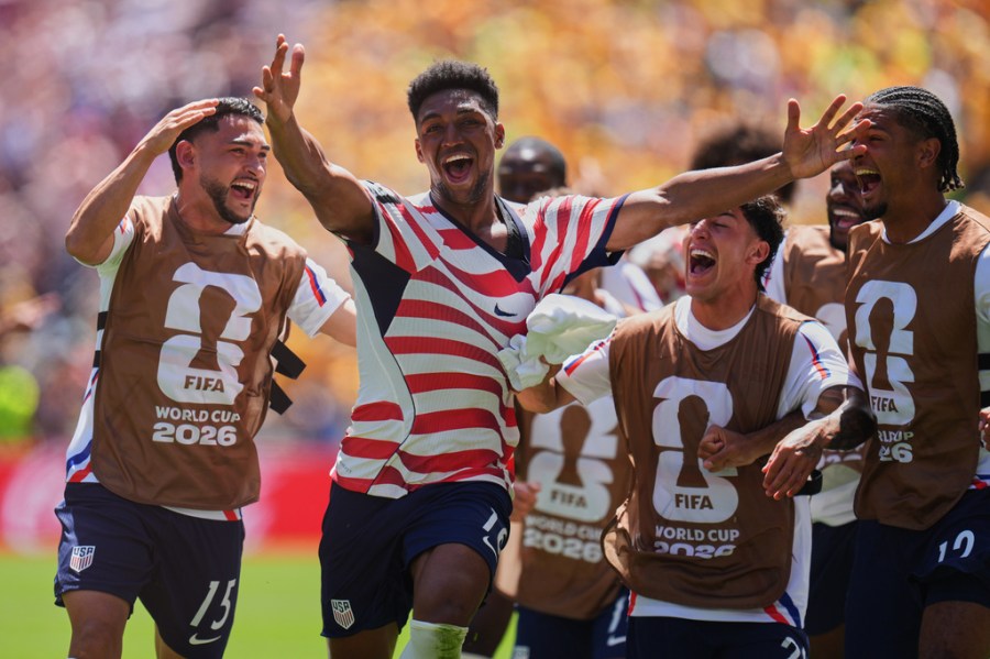 us-beats-australia-2-0-to-advance-to-world-cup-knockout-round