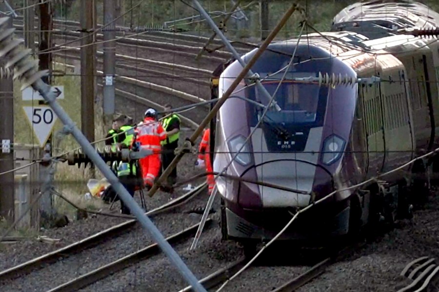 two-trains-collide-north-of-london,-killing-at-least-1-person-and-seriously-injuring-dozens