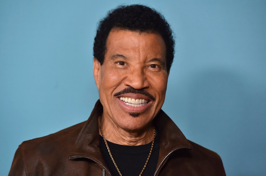 lionel-richie-cuts-minnesota-concert-short-after-admitting-he-felt-‘dizzy’-and-‘strange’