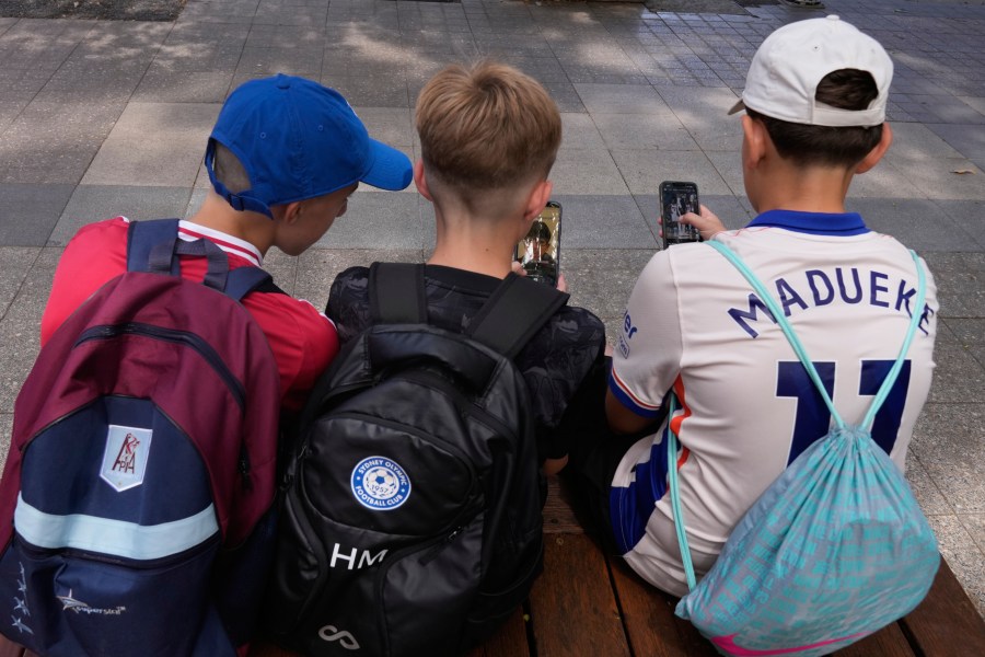 australia-plans-to-strengthen-laws-banning-children-from-social-media