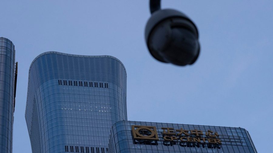 small-plane-apparently-strikes-tallest-building-in-beijing