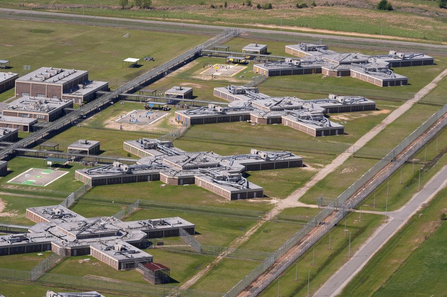 report:-ice-detainee-deaths-surge-in-trump’s-2nd-term