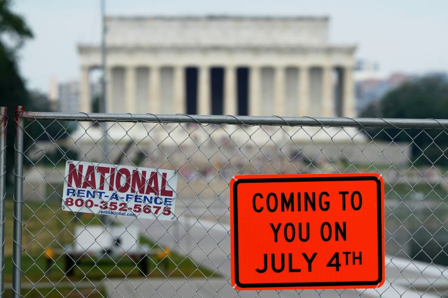 a-reflecting-pool-that-has-long-enticed-visitors-now-gains-police-scrutiny-under-trump