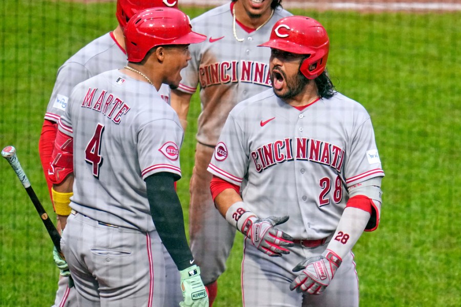 suarez-homers-in-9th-as-reds-rally-9-7-over-pirates