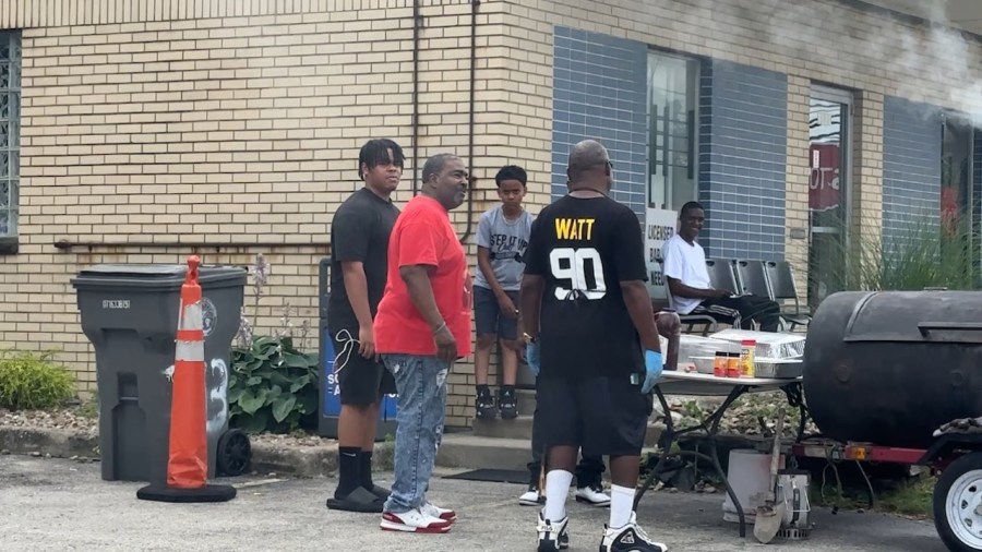 local-barbershop-celebrates-20-years-with-community-cookout
