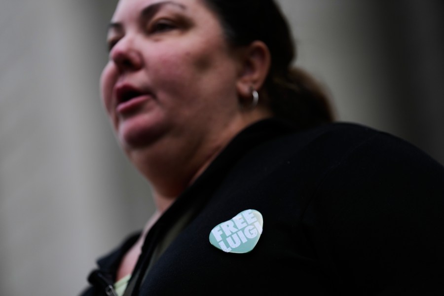 luigi-mangione-gets-stuck-in-elevator-as-judge-delays-his-federal-trial-until-january