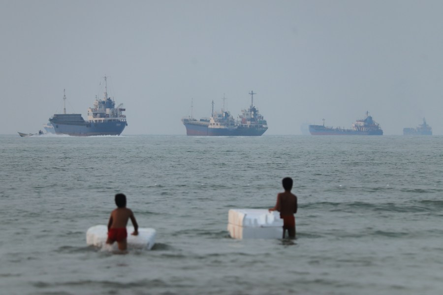 iran-warns-oil-tankers-to-use-approved-routes-in-strait-of-hormuz-or-face-a-‘forceful-response’