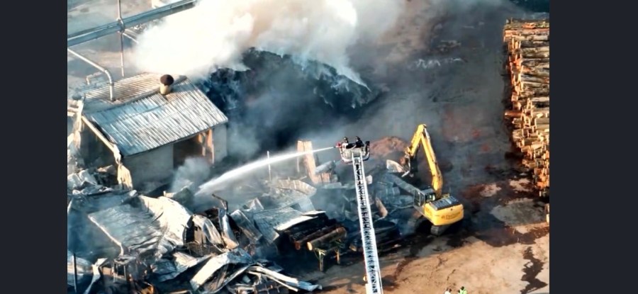 video:-black-smoke-rises-from-large-sawmill-fire-in-middlefield