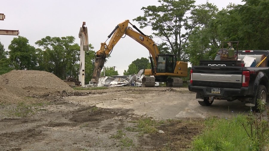 crews-cleaning-up-abandoned-gas-station-in-youngstown