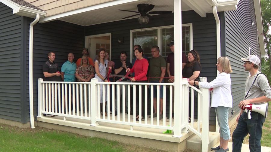 group-cuts-ribbon-on-new-housing-in-struthers
