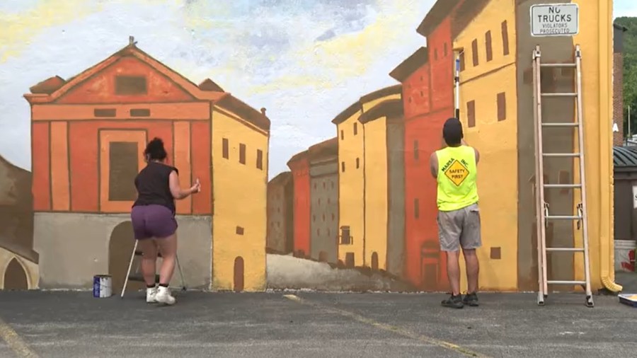 muralists-add-finishing-touches-ahead-of-big-boy-train-visit