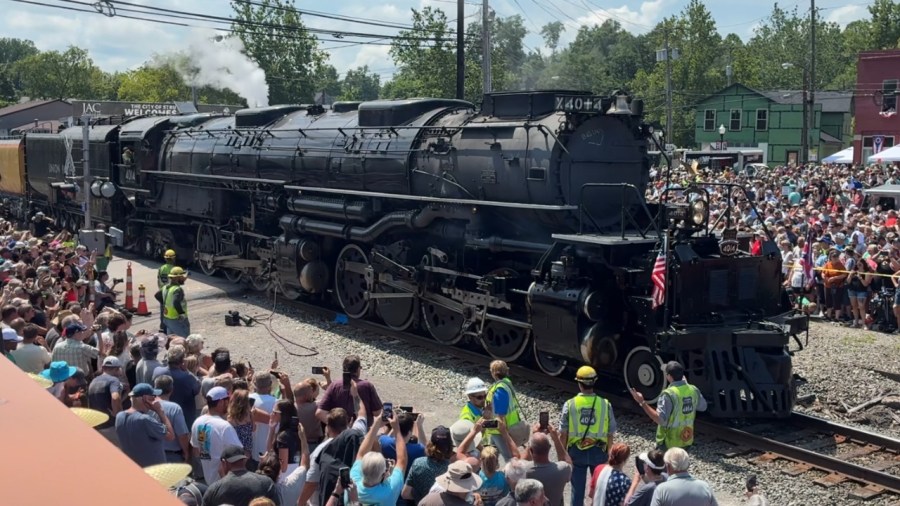 thousands-gather-to-watch-big-boy’s-arrival-in-struthers