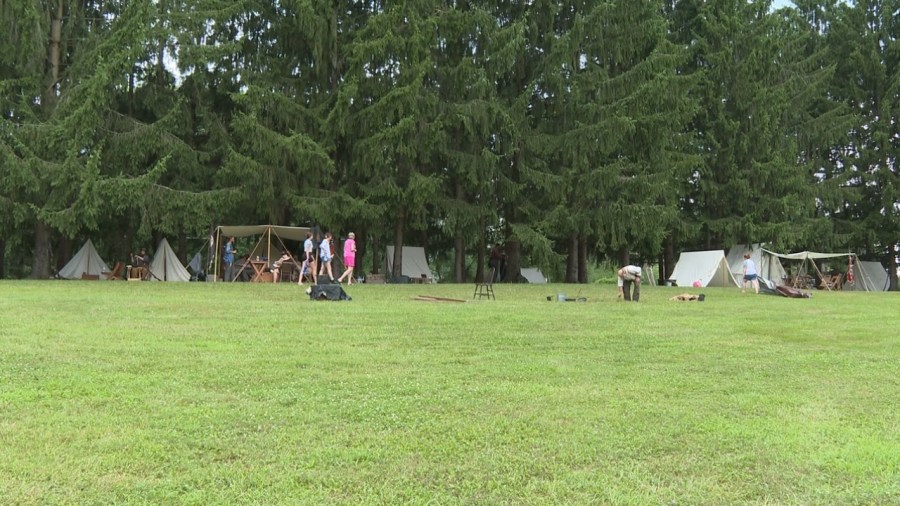 locals-gather-to-see-civil-war-reenactment