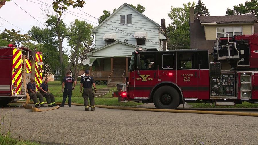 crews-work-to-control-house-fire-in-youngstown