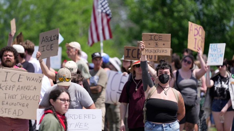 ice-plans-to-temporarily-limit-traffic-stops-following-fatal-shootings:-reports