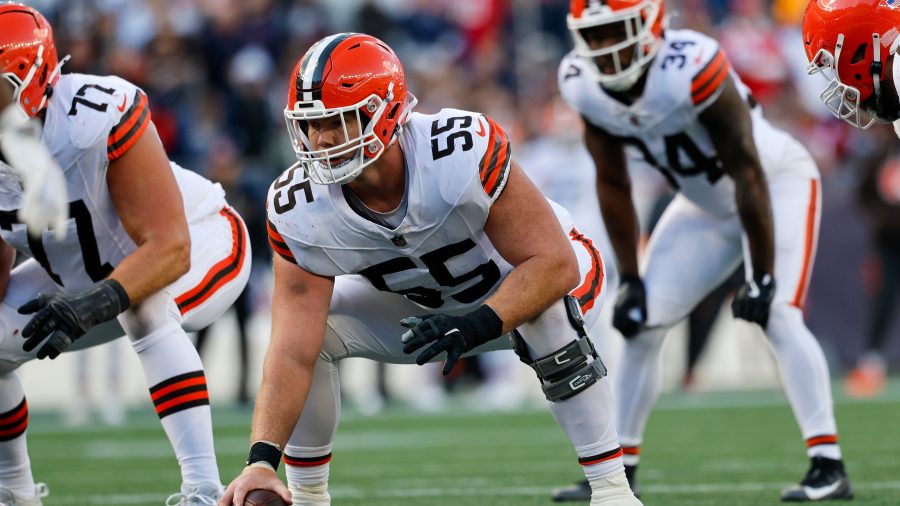 report:-former-browns’-center-signs-with-division-rival