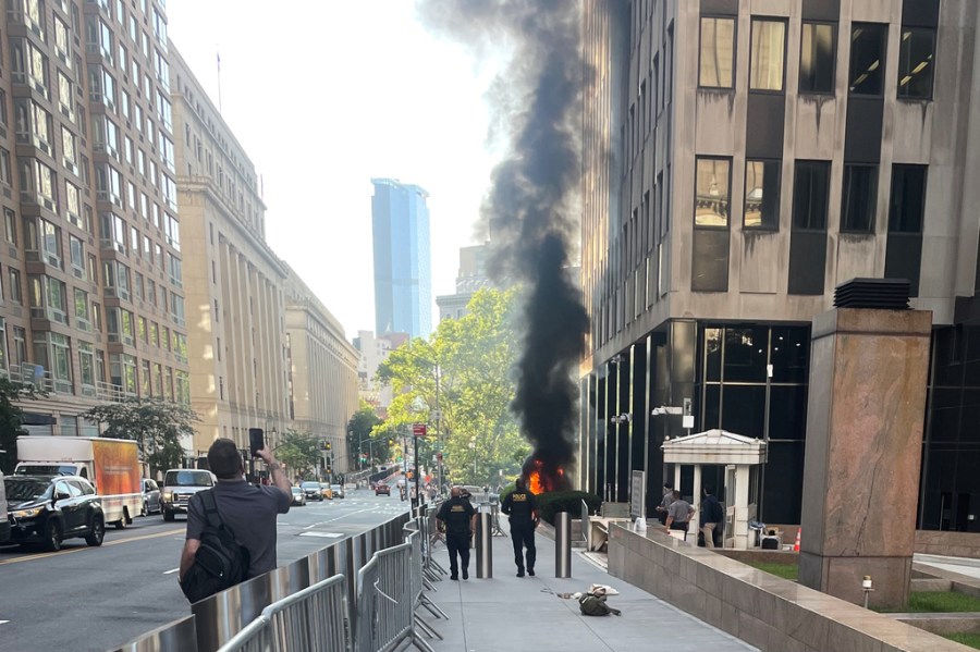 suspect-in-custody-after-fireworks-set-off-outside-federal-plaza-in-nyc:-fbi