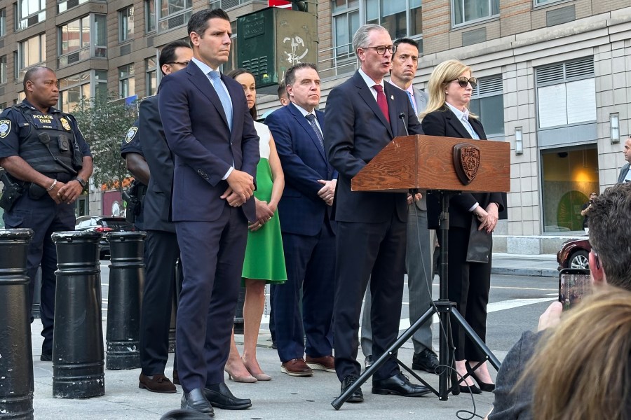 ex-soldier-started-a-fire-and-fired-a-pellet-gun-outside-a-new-york-federal-building,-fbi-says