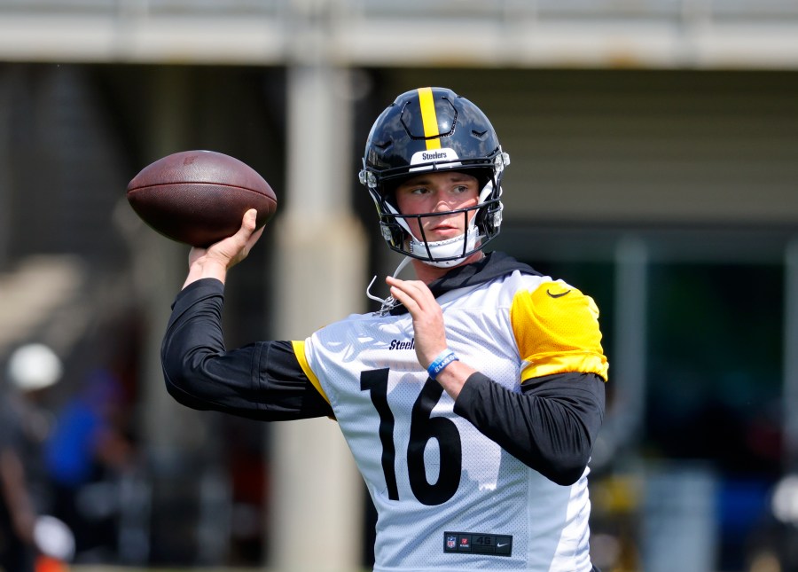 steelers-officially-sign-rookie-quarterback