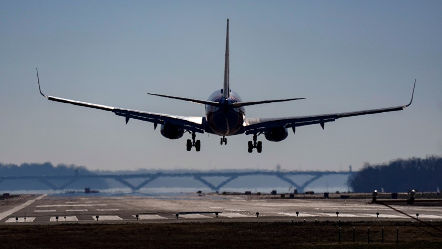 jetting-off-for-a-summer-vacation?-how-to-eat-and-drink-to-minimize-jet-lag