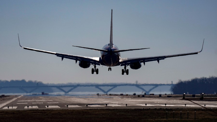 jetting-off-for-a-summer-vacation?-how-to-eat-and-drink-to-minimize-jet-lag