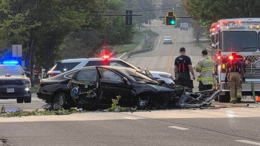 car-crashes-into-parking-lot,-catches-fire