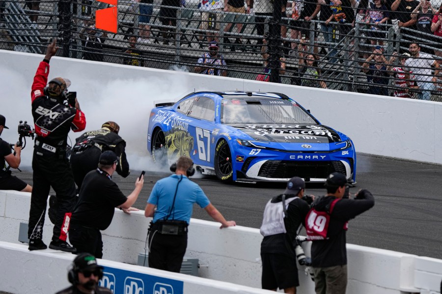 heim’s-daring-pass-on-last-restart-gets-brickyard-win