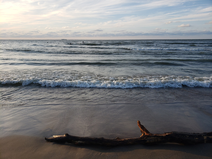 stay-out-of-the-water:-high-risk-of-rip-currents