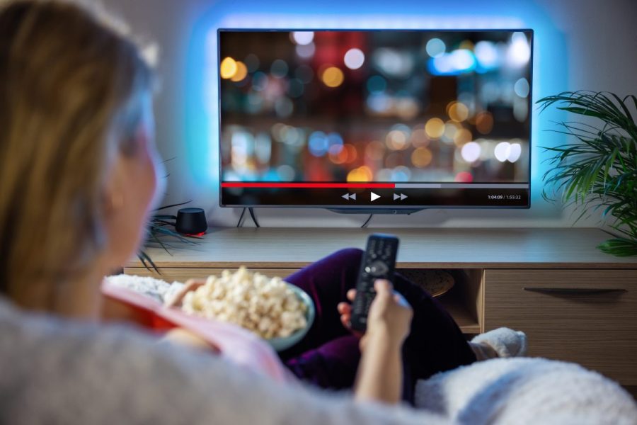 study-links-heavy-tv-watching-to-brain-changes-tied-to-alzheimer’s