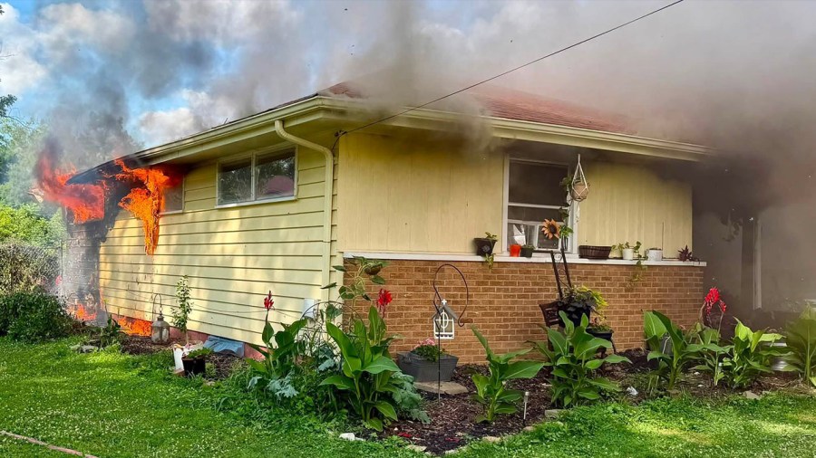 crews-battle-warren-house-fire