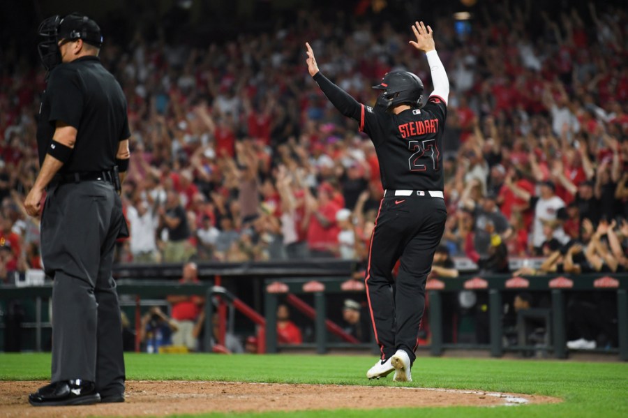 stewart-drives-in-4-as-reds-come-back-to-beat-pirates-8-7