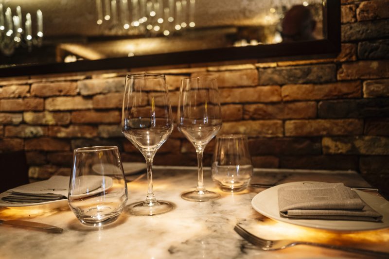 ‘au-naturel’:-florida-steakhouse-offers-nude-dining