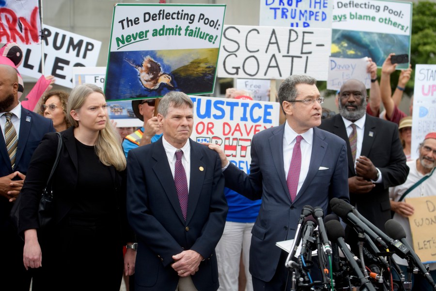 lawyers-in-reflecting-pool-case-say-justice-department-knew-case-was-flawed
