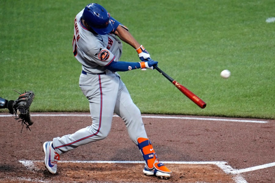 semien,-thornton-lead-mets-6-4-over-sliding-pirates