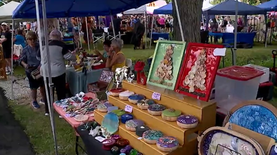 vendors-sell-goods-by-the-lake-for-annual-craft-show