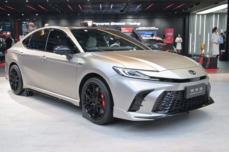 toyota-recalls-655,000-camrys-over-display-error-that-may-deactivate-turn-signals