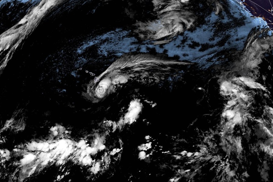 hawaii’s-big-island-lashed-by-rain-and-wind-as-tropical-storm-lala-strengthens