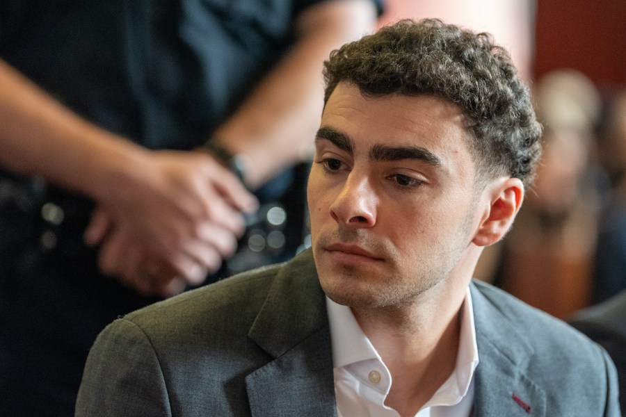 luigi-mangione’s-state-murder-trial-postponed-indefinitely-amid-double-jeopardy-fight