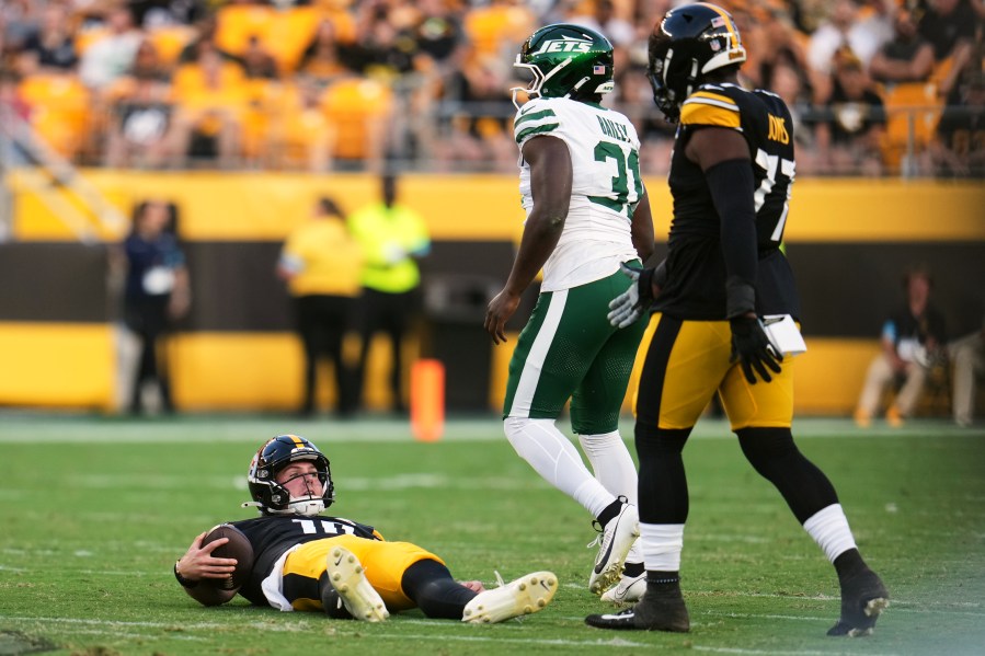 geno-smith-throws-a-td-pass-as-jets-top-steelers-17-0