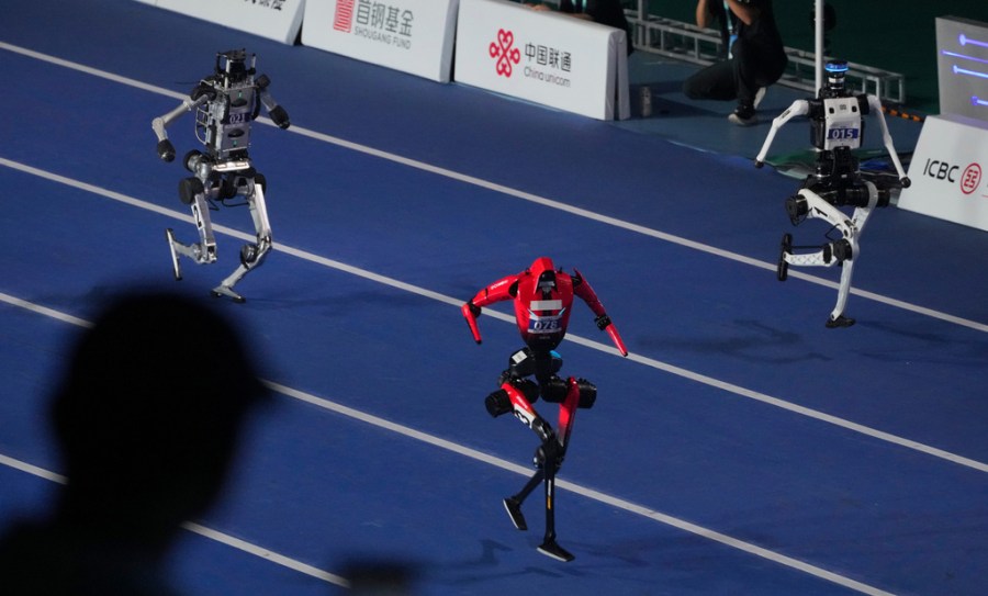 chinese-humanoid-robots-smash-human-records-in-100m-sprint-and-high-jump-at-beijing-robot-games