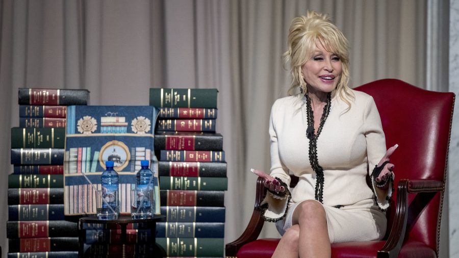 trump-orders-us-flags-lowered-to-half-staff-to-honor-dolly-parton