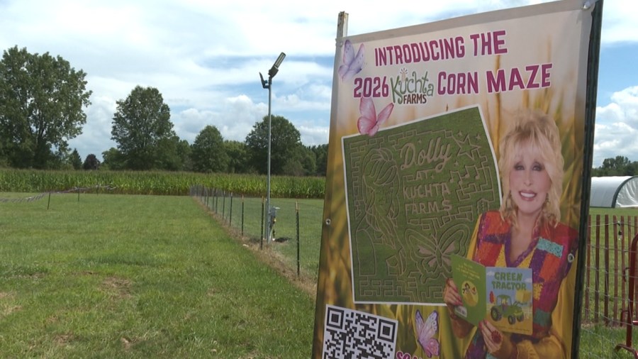 farm-celebrates-and-honors-dolly-parton’s-memory-with-corn-maze