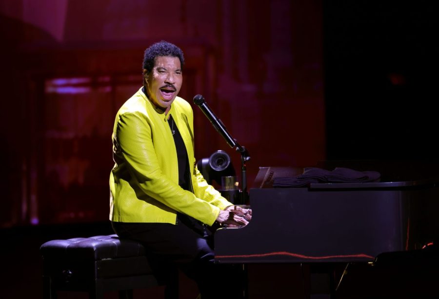 singer-lionel-richie-hospitalized-after-st.-louis-concert:-reports